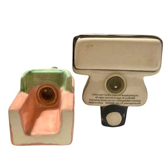 I Love Lucy Vacuum Cleaner Salt & Pepper Shaker Set (2007, Vandor) Rare & HTF - Picture 5 of 6